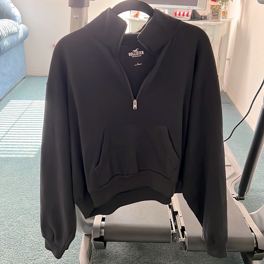 Hollister zip cropped black sweatshirt in Large
